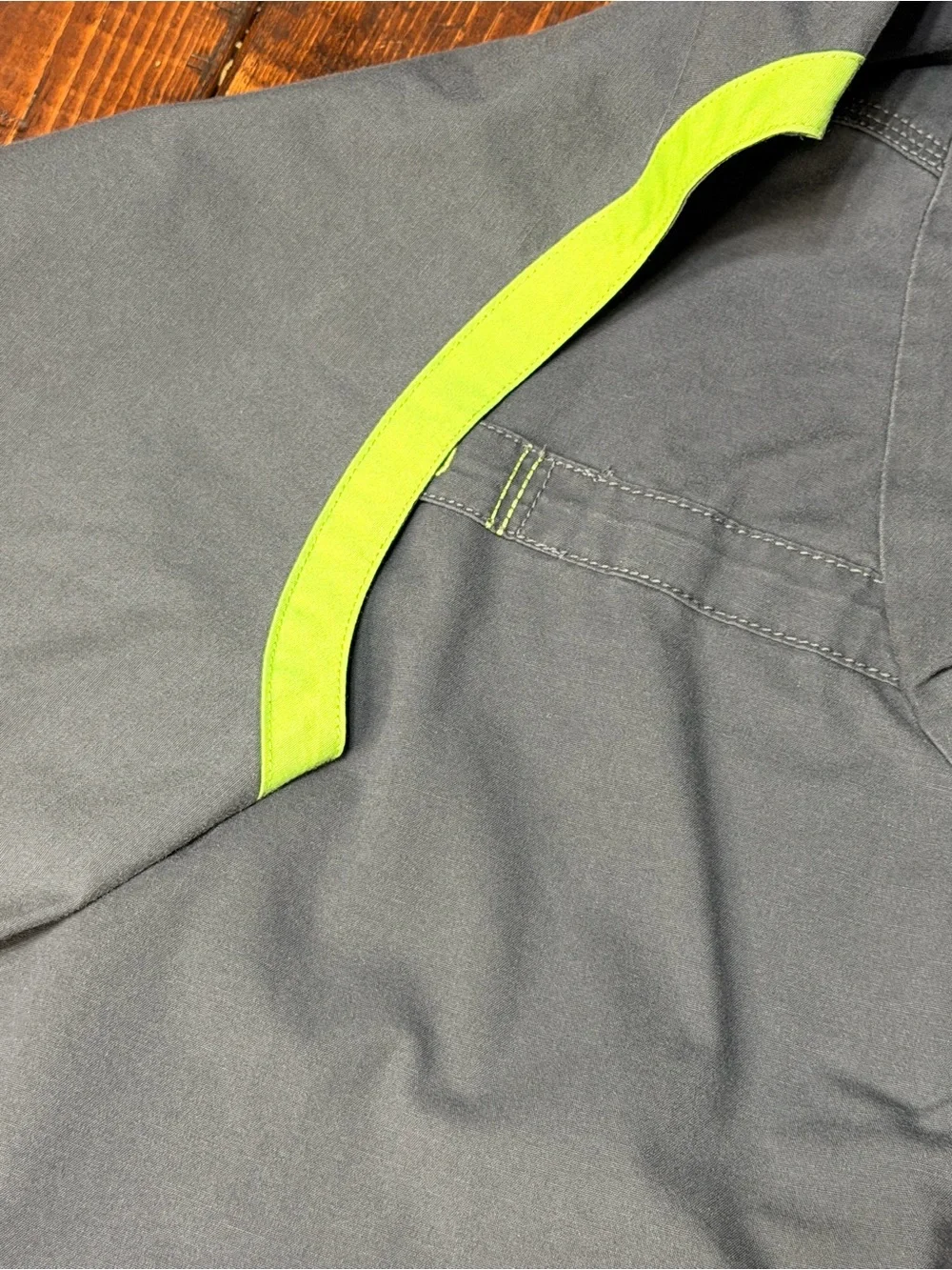 WonderWink Grey Women’s V-Neck Scrub Top with Lime Green Contrast Tabs - Picture 3 of 3